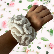 Load image into Gallery viewer, Angel Velvet Scrunchy / Hairtie / Accesory 2pck
